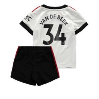 Fotbalové Dres Manchester United Donny van de Beek #34 Dětské Venkovní 2022-23 Krátký Rukáv (+ trenýrky)
